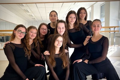 TO - zleva Daniela Hrudková,Miroslava Česáková, Andrea Malá, Samar Soppe,Denisa Velnerová, Marie Obermajerová,Kateřina Nachtigalová, Johana Dobiášová,Beáta Březinová